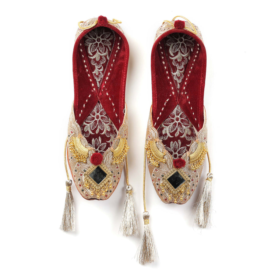Golden Zari Tassel Jutti With Accessories
