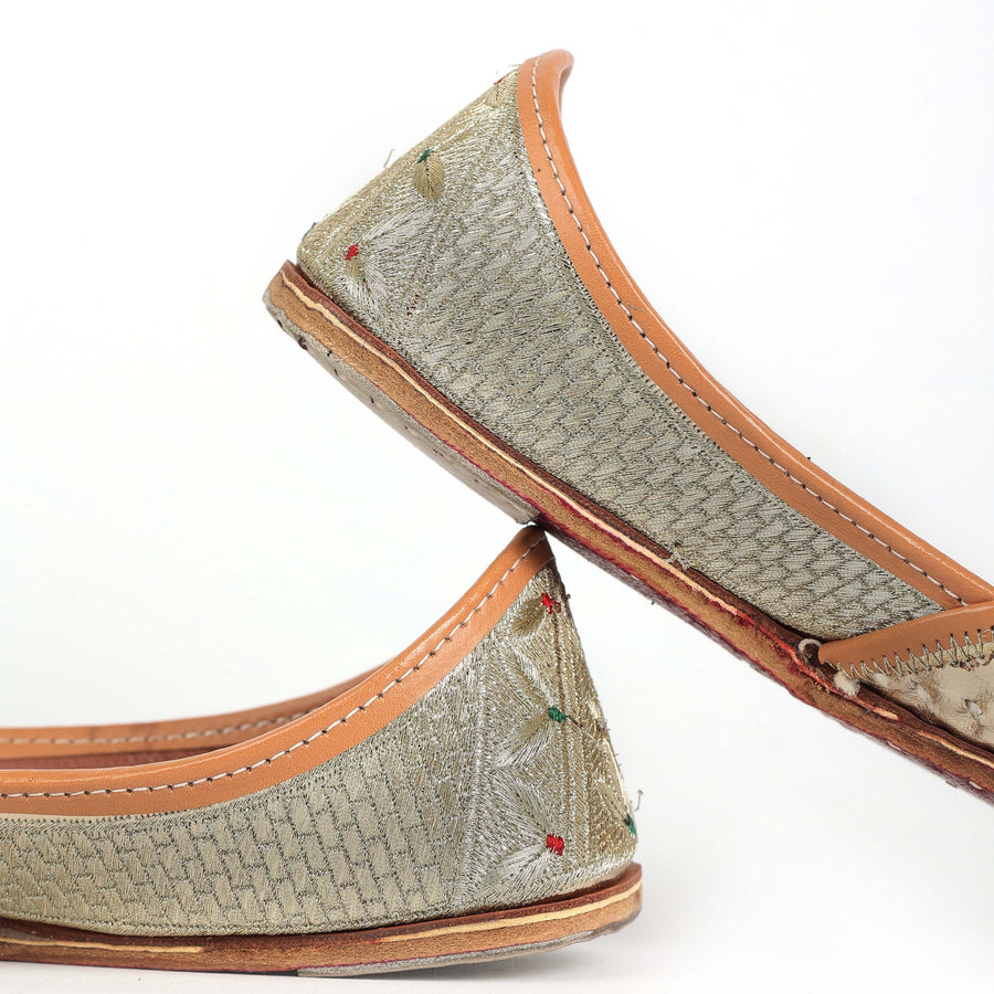Golden Zari Heritage Punjabi Leather Jutti