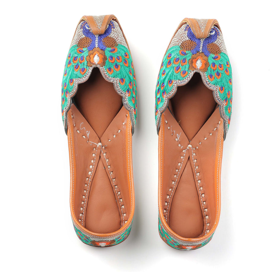 Mayura Bloom – Handcrafted Peacock Embroidered Punjabi Jutti