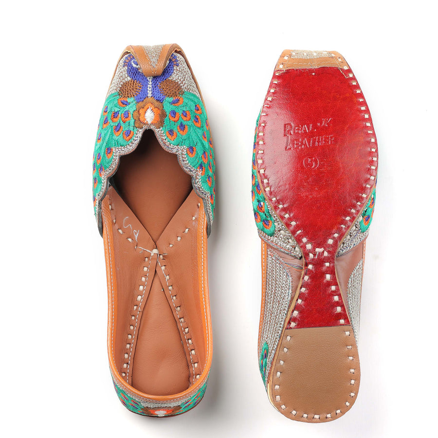 Mayura Bloom – Handcrafted Peacock Embroidered Punjabi Jutti