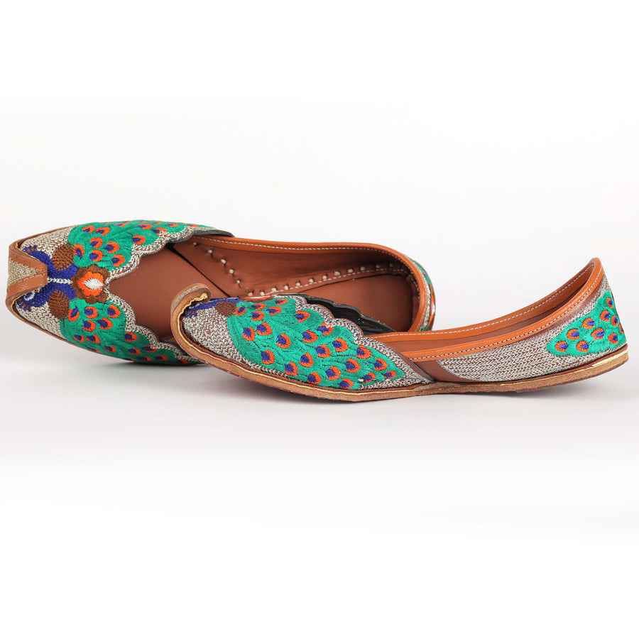 Mayura Bloom – Handcrafted Peacock Embroidered Punjabi Jutti