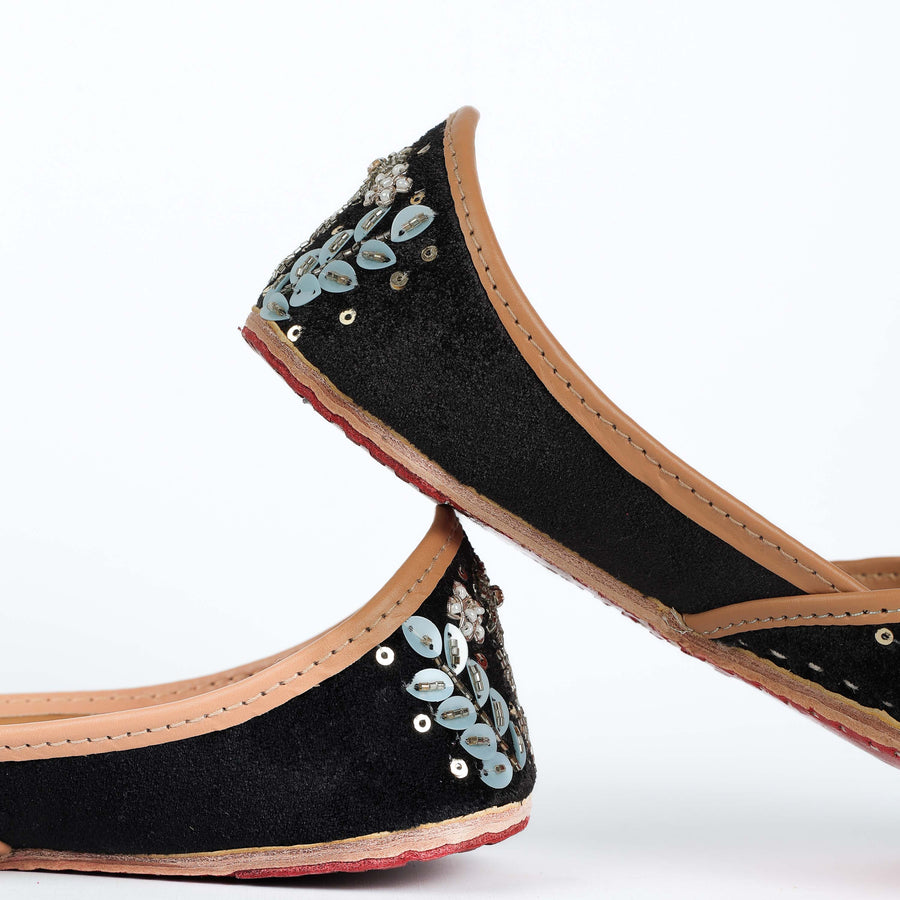 Peacock Embroidery Velvet Punjabi Jutti